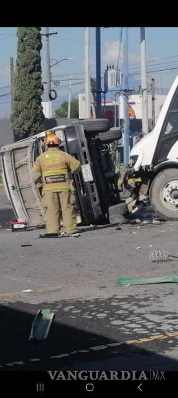 $!Transporte de personal deja seis heridos al embestir tres autos en gasolinera, en NL