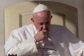 El papa Francisco sigue en estado crítico en el hospital Gemelli de Roma, aunque no ha tenido nuevas crisis respiratorias, pero algunos análisis de sangre muestran una insuficiencia renal inicial leve.