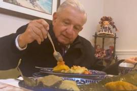 AMLO celebra el Día de la Candelaria comiendo tamales típicos de Tabasco