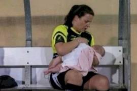 Jugadora se hace viral por frenar su entrenamiento para amamantar a su bebé