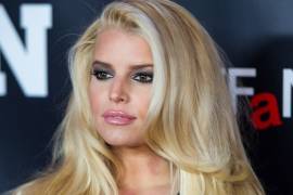 Captan a Jessica Simpson luciendo escote en México