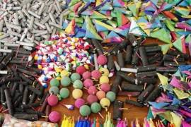 Autoridades de Protección Civil mantienen operativos en mercados sobre ruedas y acciones coordinadas con la Policía Cibernética para detectar la comercialización ilegal de pirotecnia en línea.