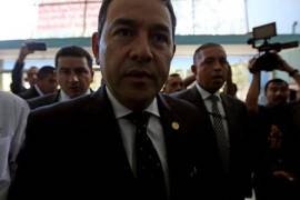 Presidente de Guatemala visita a niñas heridas en incendio