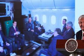 AMLO exhibe foto de Peña Nieto y su Gabinete en avión presidencial