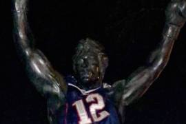 Visten estatua de Rocky con playera de los Patriots