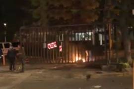 Encapuchadas vandalizan accesos a CU y autos, encienden fogatas