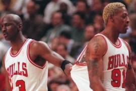 La ocasión en que Dennis Rodman abandonó a Jordan en las finales de la NBA...¡por ir a luchar con Hulk Hogan!