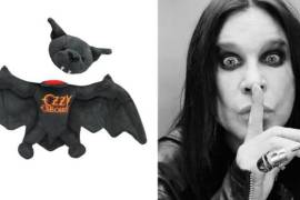 Lanzan a la venta peluche de murciélago decapitado por Ozzy Osbourne