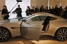 Subastan el Aston Martin de la última cinta de James Bond por 3.4 mdd