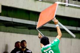 'Loco' Abreu le hace honor a su apodo y enloquece aventando una mesa en pleno juego