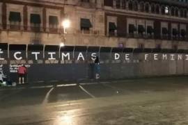 Intervienen feministas las vallas de Palacio Nacional