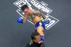 La impresionante patada que noqueó al referee en un combate de Muay Thai