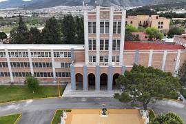 El comunicado recuerda las restricciones vigentes respecto a eventos no autorizados y consumo de alcohol dentro del campus.