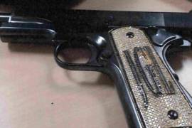 Conoce a la Colt 38... la lujosa arma de 'El Chapo' Guzmán que utilizaba para matar a sus enemigos