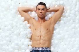 Cristiano Ronaldo incendia las redes al modelar en ropa interior