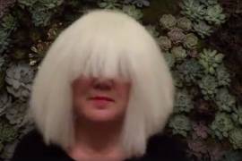 Kelly Clarkson se disfraza de Sia