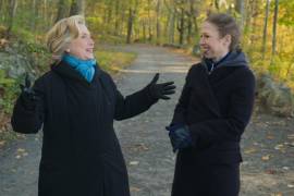 La exsecretaria de Estado de Estados Unidos, Hillary Clinton, junto a su hija Chelsea, durante un momento de la docuserie “Gutsy”.