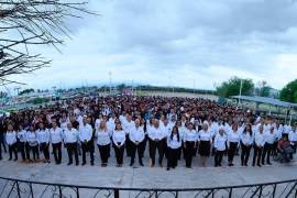 Estudiantes y personal de la UTRCC reunidos en la plaza cívica para dar inicio a la semana de celebraciones por los 22 años de la universidad.