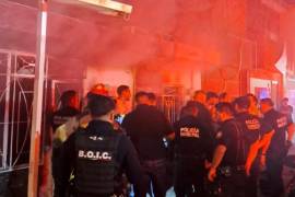 Elementos de Bomberos y corporaciones de seguridad trabajaron durante la madrugada para controlar el incendio y permitir el inicio de las diligencias periciales.