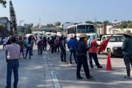 Los profesores bloquearon el camino a la altura del kilómetro 94, con dirección a la Ciudad de México. Este fin de semana es feriado y hay salida de vacacionistas