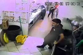 Un sujeto irrumpió en la cocina de un restaurante en SLP y golpeó en repetidas ocasiones al joven empleado que le pidió formarse