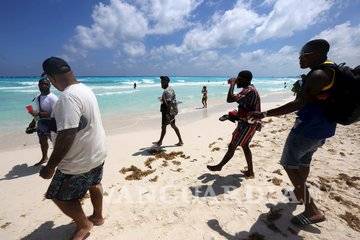 $!¿Cuál COVID?, turistas nacionales y extranjeros llenaron las “playas privadas” de Cancún
