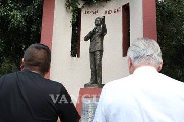 $!Fans recuerdan a José José frente en estatua de Azcapotzalco