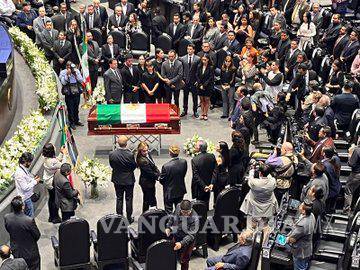 $!Ante pocos diputados, rinden homenaje de cuerpo presente a Muñoz Ledo en San Lázaro