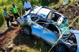 La mañana de este lunes, cinco universitarios y el conductor de un camión de carga salvaron su vida, luego de un aparatoso choque en el que uno de los vehículos quedó destrozado.