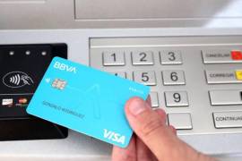 Si tienes una tarjeta de débito de BBVA podrás hacer hasta cuatro retiros gratis al mes usando la tarjeta física (plástico)