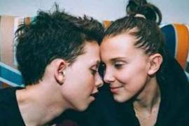 Ariana Grande se burla de Millie Bobby Brown