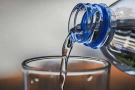 El consumo de agua es vital para el cuerpo; ayuda a maantener un equilibrio físico y mental... y también a disminuir los efectos de la “cruda”.