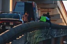 Uniformados de Monterrey lograron disuadir a un hombre que quería lanzarse desde un paso a desnivel hacia el Canal Santa Lucía, en Nuevo León.