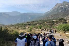 Lección. Los más de 60 alumnos, mientras hacían deporte, recogían basura en el Cañón de San Lorenzo.