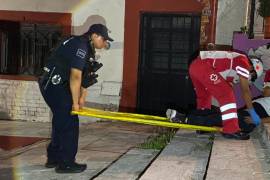 Elementos de la Policía Municipal acudieron al sitio mientras los socorristas preparaban el traslado del lesionado.