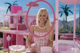 Este avance presenta más a Barbie, en la piel de Margot quien al parecer se adentrará en una aventura que la lleva al “mundo real” acompañada por el fiel Ken interpretado por Ryan Gosling.