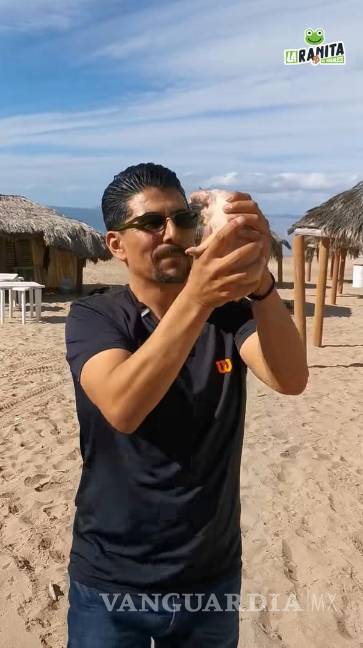 $!Alberto Velázquez posa junto a perros rescatados.