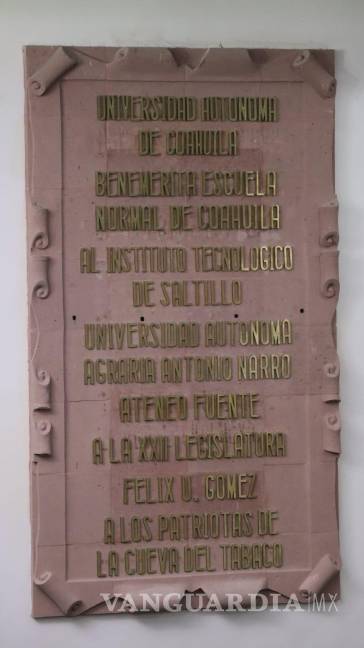 $!La placa conmemorativa reluce bajo las letras doradas, inmortalizando el nombramiento de la Universidad Autónoma Agraria Antonio Narro en el Muro de Honor del Congreso del Estado.