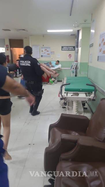 $!La rápida reacción de los oficiales permitió que la mujer fuera reanimada por médicos del IMSS en Monclova.