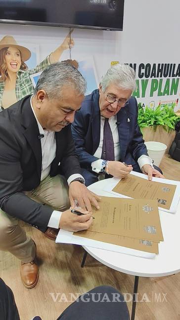$!El alcalde Víctor Manuel Leija Vega durante el acto protocolario de firma del acuerdo en la FITUR 2026.