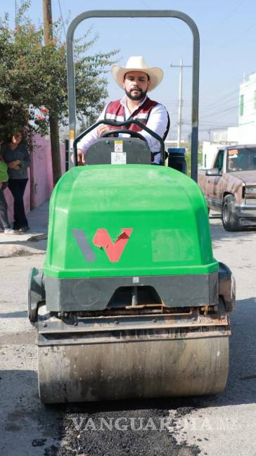 $!Por iniciativa propia, el diputado morenista arrancó una campaña para tapar los baches de la ciudad.