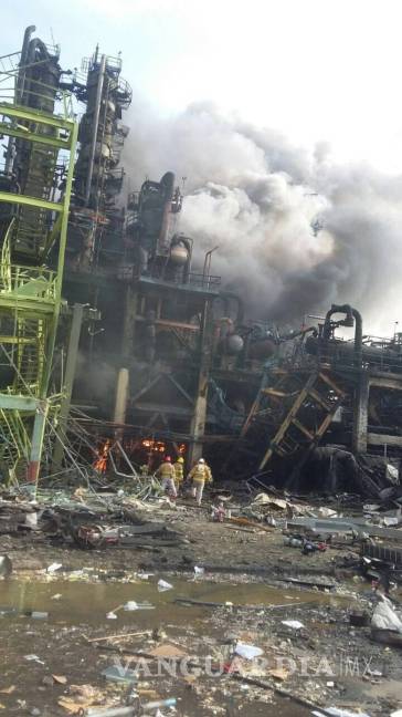 $!Confirman 13 muertos por explosión en planta de Pemex
