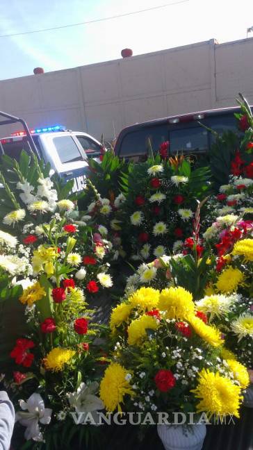 $!Flores, abrazos y siete mil pesos recibe Don Ramón para enterrar a su esposa