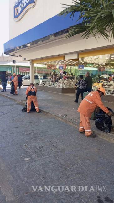 $!La recolección principal de basura se realiza durante la noche con un camión de carga trasera.