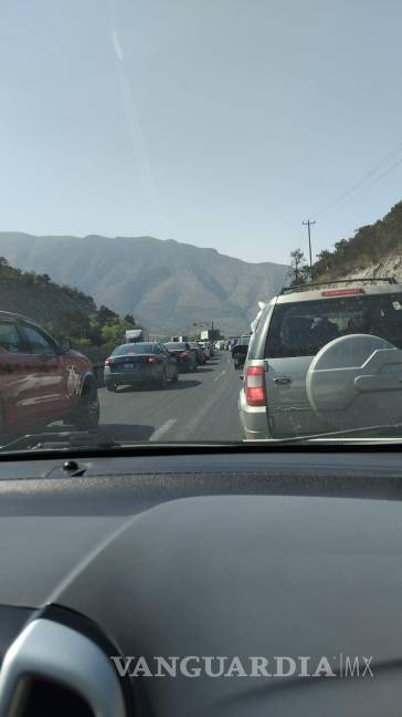 $!Automovilistas reportaron trayectos de más de tres horas para volver a Saltillo desde comunidades como San Antonio de las Alazanas y Huachichiles.