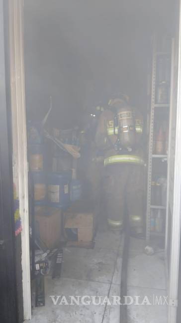Se incendia un local de filtros en Ramos Arizpe; veladora comienza el siniestro