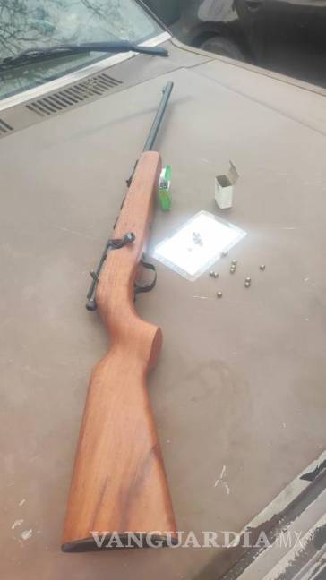 $!Un rifle de postas y municiones fueron asegurados durante la detención del presunto responsable en Hidalgo.