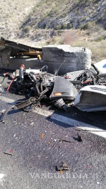$!El tráiler circulaba de sur a norte rumbo a Monterrey, y al llegar a una curva ubicada en el kilómetro 230 más 700, la unidad se salió del camino.