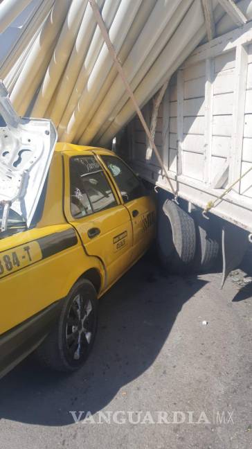 $!Taxista sobrevive de milagro a aparatoso choque en Saltillo
