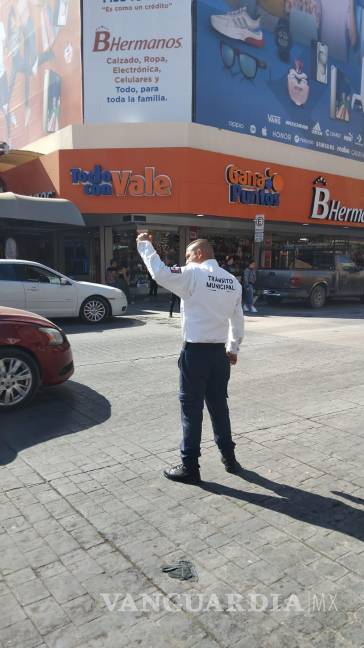 $!Elementos de Vialidad orientan a conductores y peatones en el centro de Torreón.